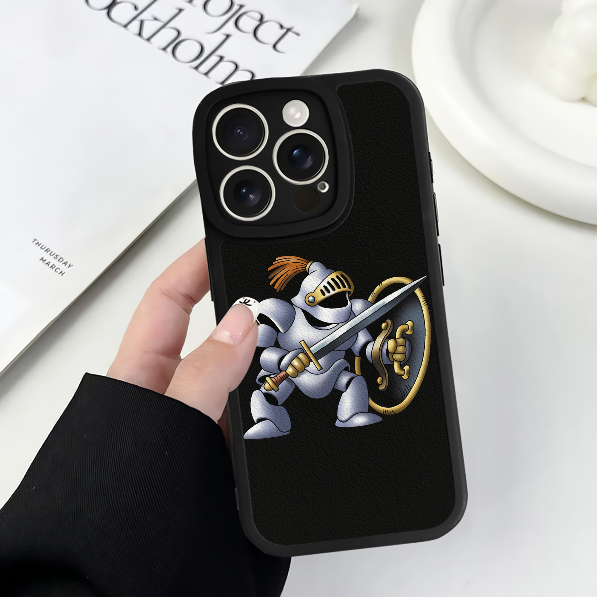 （画像用） ドラゴンクエスト Doragon Kuesuto Dragon Quest 【iPhone 16シリーズ対応】シリコンスマホケース（レザー調） 材質：シリコン